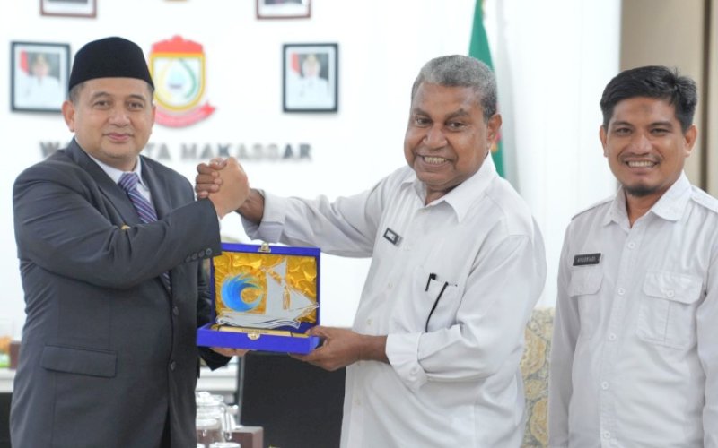 CENDERA MATA. Wali Kota Makassar Munafri Arifuddin menerima cendera mata dari Kakanwil HAM Sulsel Daniel Rumsowek di Bali Kota Makassar, Selasa (27/5/2025). foto: istimewa