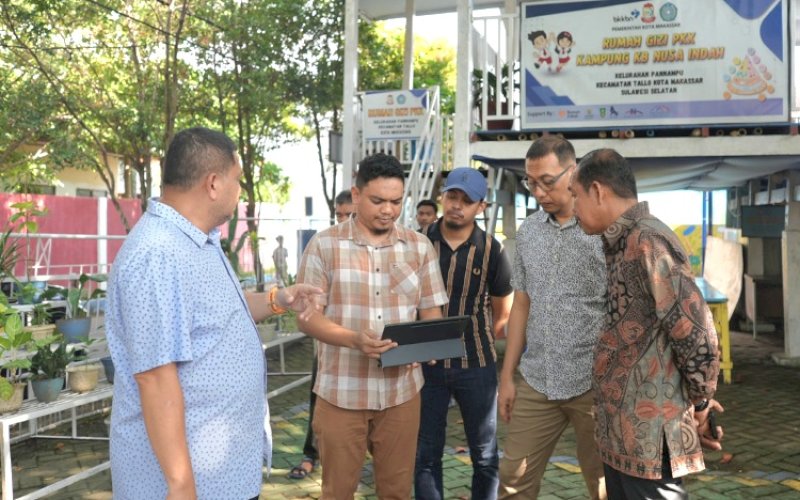 PENINJAUAN. Wali Kota Makassar, Munafri Arifuddin (kiri), melakukan peninjauan aset milik Pemkot Makassar di Kelurahan Pannampu, Kecamatan Tallo, Kota Makassar, Minggu (18/5/2025). foto: istimewa