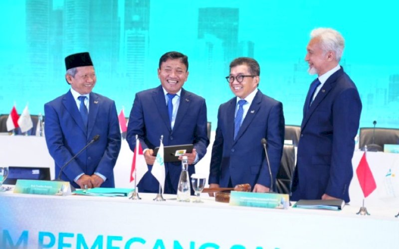 RUPST. Plt Direktur Utama PT Bank Syariah Indonesia Tbk (BSI) Bob Tyasika Ananta (dua dari kiri) didampingi Ketua Dewan Pengawas Syariah BSI Prof Hasanudin (paling kiri), Komisaris Utama BSI Muliaman D Hadad (tiga dari kiri), Wakil Komisaris Utama/Independen BSI Adiwarman Azwar Karim (paling kanan) berbincang bersama sesaat sebelum pelaksanaan Rapat Umum Pemegang Saham Tahunan Tahun Buku 2024 PT Bank Syariah Indonesia Tbk di Jakarta (16/5/2025). foto: istimewa