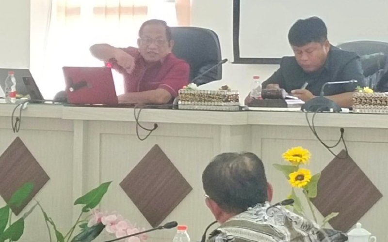 BAHAS PERTAMBANGAN. DPRD Kabupaten Lutim rapat membahas tentang banyaknya izin usaha pertambangan di Lutim yang tumpang tindih di Ruang Banggar DPRD Lutim, Selasa (20/5/2025). foto: istimewa