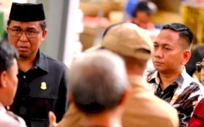 PENINJAUAN. Anggota DPRD Kota Makassar melakukan peninjauan di Pasar Sawah, Jl Gunung Latimojong, Kecamatan Ujung Pandang, Kota Makassar, Senin (17/2/2025). foto: istimewa