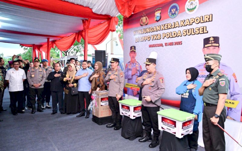 KUNJUNGAN. Wakil Gubernur Sulsel Fatmawati Rusdi, saat mendampingi Kapolri Jenderal Listyo Sigit Prabowo meninjau langsung operasional SPPG Polda Sulsel yang berlokasi di Jl Paccerakkang, Kecamatan Biringkanaya, Kota Makassar, Kamis (15/5/2025). foto: istimewa