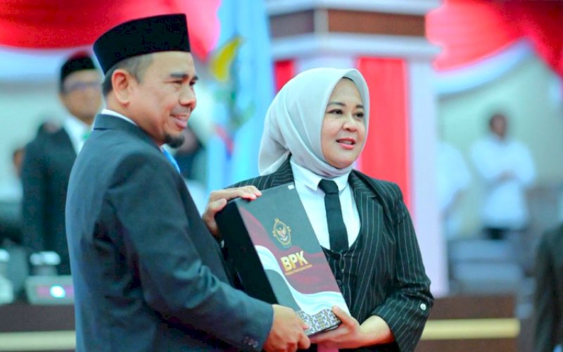 TERIMA WTP. Wakil Gubernur Sulsel Fatmawati Rusdi menerima penghargaan Opini WTP dari Direktur Jenderal Pemeriksaan Keuangan Negara III BPK RI Dede Sukarjo dalam Rapat Paripurna DPRD Provinsi Sulsel di Gedung DPRD Sulsel, Rabu (28/5/2025). foto: istimewa