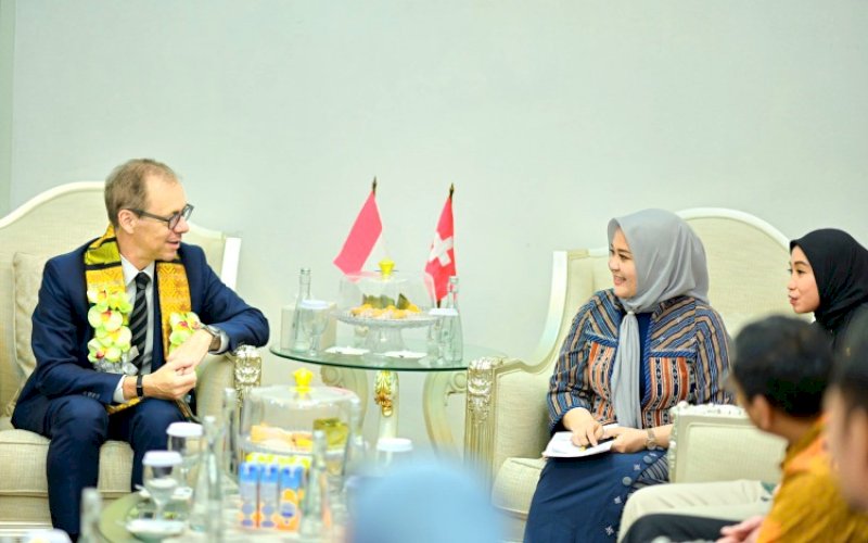 PERTEMUAN. Wakil Gubernur Sulsel Fatmawati Rusdi menerima kunjungan kehormatan (courtesy call) Duta Besar Swiss untuk Indonesia Olivier Zehnder di Rumah Jabatan Wakil Gubernur Sulsel, Makassar, Selasa (6/5/2025). foto: istimewa