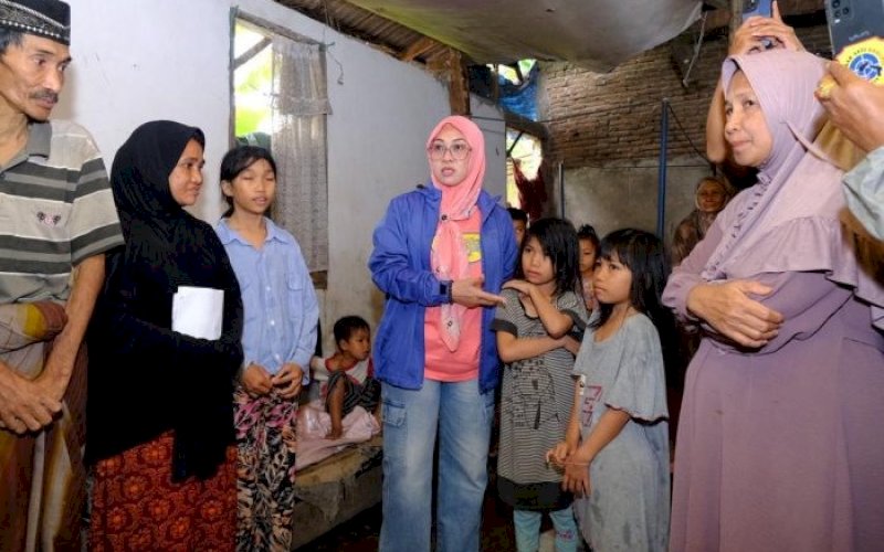 KUNJUNGAN. Bupati Gowa, Sitti Husniah Talenrang, yang juga sebagai Orang Tua Asuh (OTA) mengunjungi masyarakat yang terdata dalam miskin ekstrem di berbagai titik, Minggu (16/3/2025). foto: istimewa