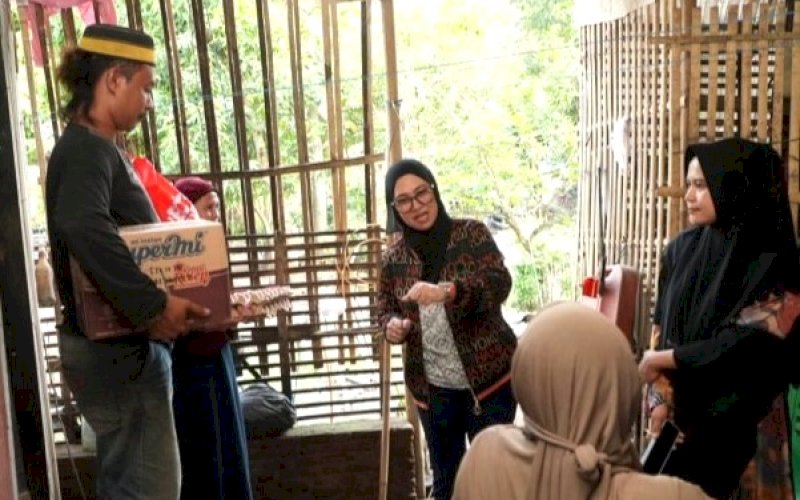 KUNJUNGAN. Bupati Gowa, Sitti Husniah Talenrang, mengunjungi langsung salah satu rumah keluarga miskin ekstrem di Desa Kalebarembeng, Kecamatan Bontonompo Selatan, Gowa, Sabtu (8/3/2025) sore. foto: istimewa