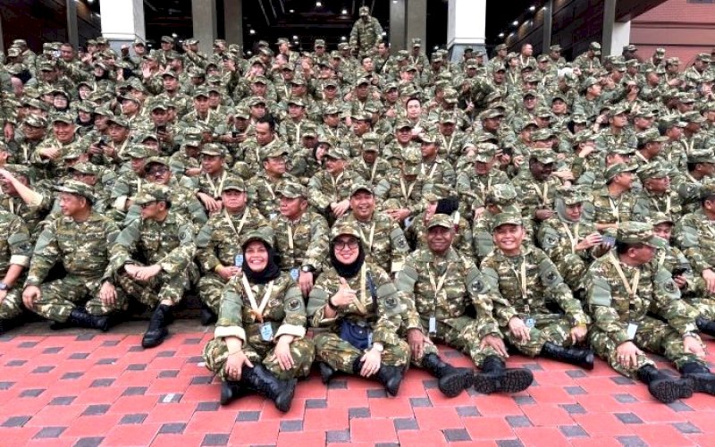 RETRET. Bupati Gowa, Sitti Husniah Talenrang (depan), bersama ratusan kepala daerah lainnya mengikuti Upacara Penyambutan Kepala Daerah Peserta Retret di Akademi Militer Magelang, Jawa Tengah, Jumat (21/2/2025). foto: istimewa