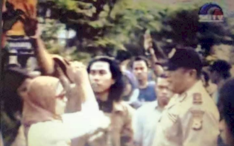 KENANGAN. Mendiang Jusuf Manggabarani dan Ibnu Hadjar Yusuf (jendral lapangan) peristiwa 2004 saat berhadapan pada aksi demonstrasi di Jl Sultan Alauddin, Kota Makassar. foto: istimewa