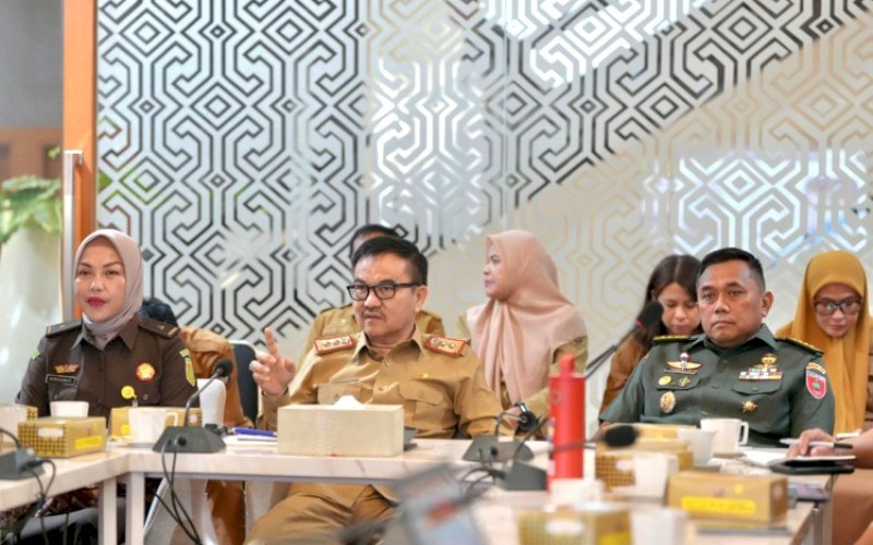 RAKOR. Sekda Provinsi Sulsel, Jufri Rahman, saat Rapat Koordinasi Pengendalian Inflasi Daerah dan Sosialisasi Inpres Nomor 9 Tahun 2025 secara virtual, Senin (19/5/2025). foto: istimewa