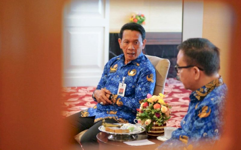 PERTEMUAN. Sekda Provinsi Sulsel Jufri Rahman (kanan) bertemu Kepala Kanwil Kemenkum Sulsel Andi Basmal di Baruga Lounge Kantor Gubernur Sulsel, Senin (20/5/2025). foto: istimewa