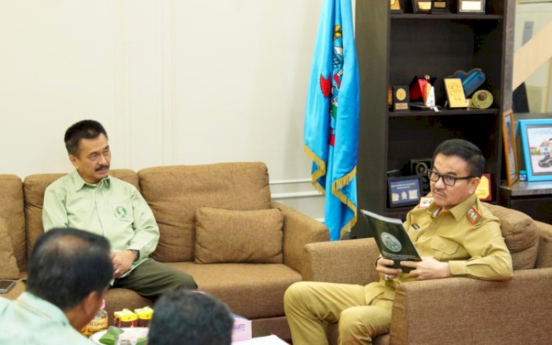 AUDIENSI. Sekda Provinsi Sulsel, Jufri Rahman, menerima kunjungan audiensi dari pengurus ISMI Sulsel di ruang kerjanya di Kantor Gubernur Sulsel, Senin (26/5/2025). foto: istimewa
