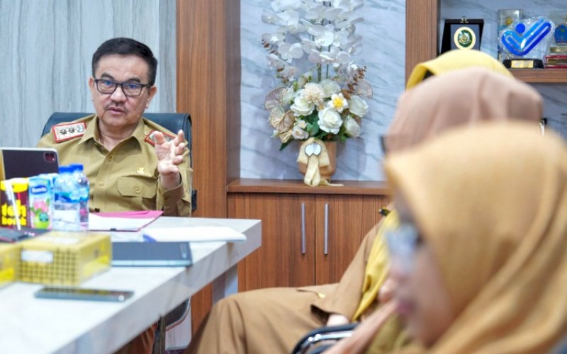 SOSIALISASI. Sekda Provinsi Sulsel, Jufri Rahman, mengikuti Sosialisasi Percepatan Pemenuhan SDM Kesehatan Layanan KJSU-KIA yang digelar Kementerian Kesehatan Republik Indonesia secara virtual, Senin (26/5/2025). foto: istimewa