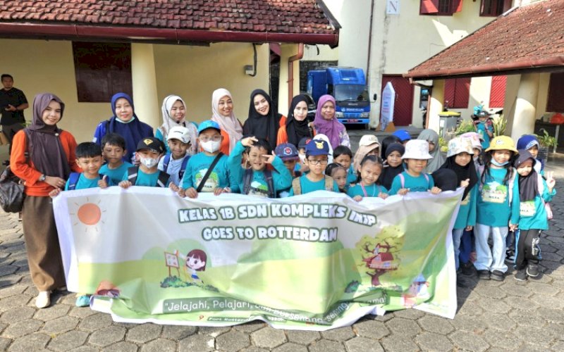OUTING CLASS. Siswa Kelas 1B SDN Kompleks IKIP Makassar mengikuti outing class di Fort Rotterdam Makassar, Jumat (23/5/2025). foto: doelbeckz/pluz.id