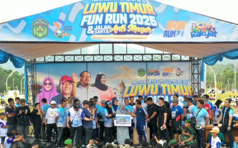 PEMENANG. Gubernur Sulsel, Andi Sudirman Sulaiman, menyerahkan hadiah kepada Nurlina sebagai pemenang hadiah umrah Luwu Timur Fun Run Luwu Timur 2025 dan Sulsel Anti Mager, Minggu (18/5/2025).&nbsp;foto: istimewa