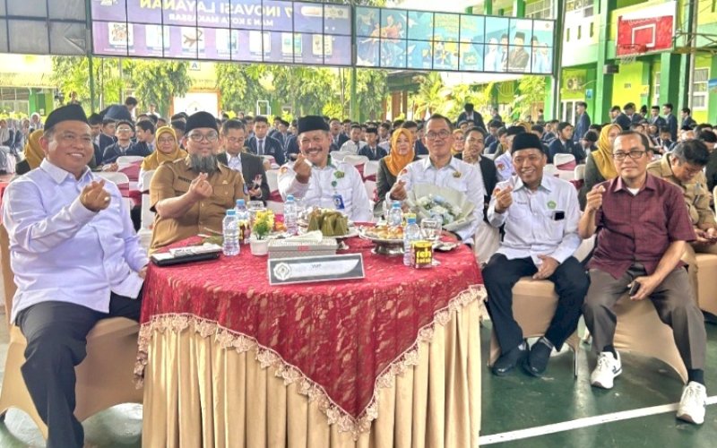 PENAMATAN. Prosesi penamatan atau Akhirussanah siswa MAN 2 Makassar berlangsung secara sederhana di Lapangan Indoor MAN 2 Makassar, Senin (5/5/2025). foto: istimewa