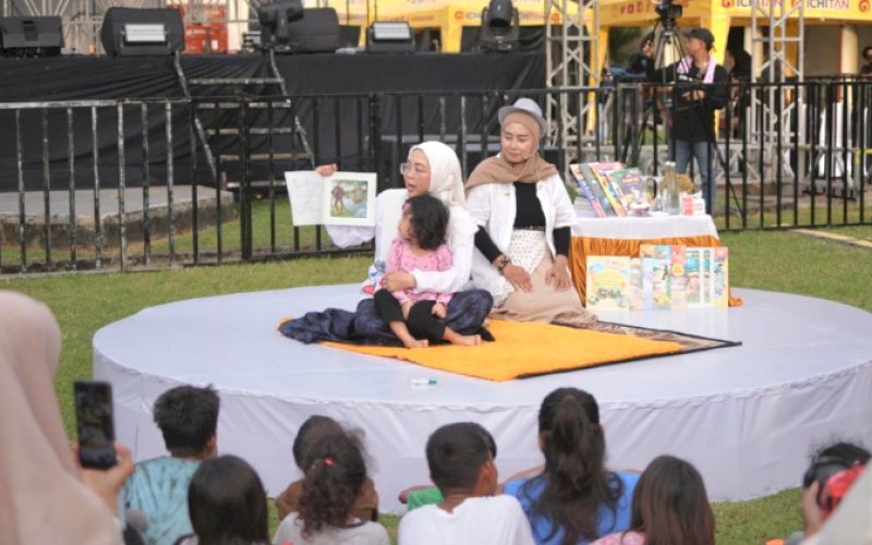DONGENG. Ketua TP PKK Kota Makassar sekaligus Bunda Literasi, Melinda Aksa, membacakan dongeng di&nbsp;tengah puluhan siswa SD yang hadir pada Festival Literasi bertajuk Jendela Dunia Literasi di Fort Rotterdam Makassar, Sabtu (3/5/2025). foto: istimewa