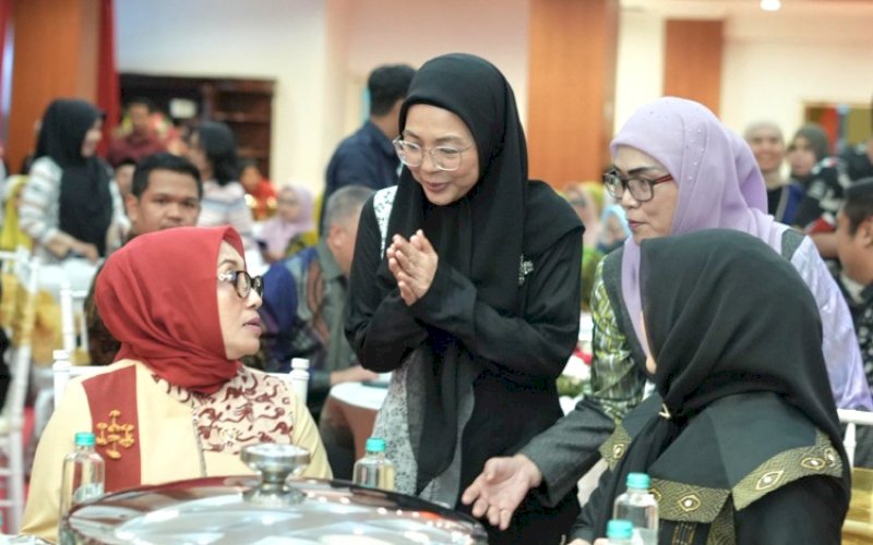 MENYAPA. Ketua TP PKK Makassar Melinda Aksa menyapa Menteri PPPA RI Arifah Fauzi pada Dialog dan Rapat Sinkronisasi Program Prioritas Kementerian PPPA RI di Baruga Asta Cita, Rumah Jabatan Gubernur Sulsel, Jumat (23/5/2025) malam. foto: istimewa