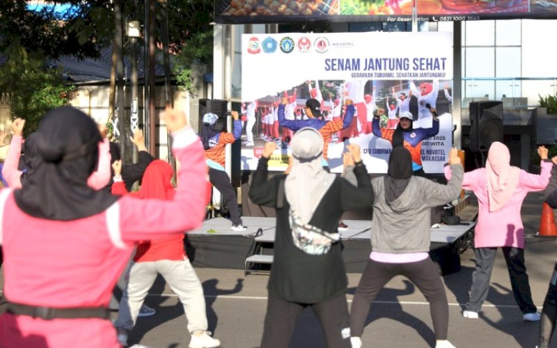 SENAM. Tiga organisasi perempuan di Kota Makassar, TP PKK, Dekranasda, dan Pokja Bunda PAUD kompak mengikuti kegiatan senam jantung sehat bertajuk 'Gerakkan Tubuhmu, Sehatkan Jantungmu' di kawasan Car Free Day (CFD), Jl Jenderal Sudirman, Kota Makassar, Minggu (11/05/2025) pagi. foto: istimewa