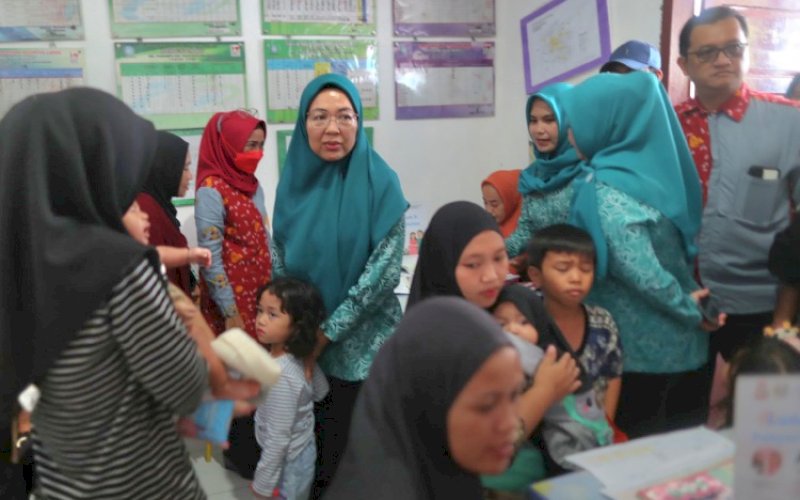 POSYANDU. Ketua TP PKK Kota Makassar, Melinda Aksa, turun langsung meninjau Posyandu Era Baru Nusa Indah 4, Kelurahan Pannampu, Kecamatan Tallo, Kota Makassar, Sabtu (17/5/2025). foto: istimewa