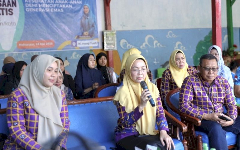 GEBYAR PAUD. Bunda PAUD Kota Makassar, Melinda Aksa (tengah), hadir langsung dalam kegiatan pemeriksaan kesehatan gigi dan mulut bagi anak-anak PAUD di TK Hang Tuah Makassar, Jumat (24/5/2025). foto: istimewa