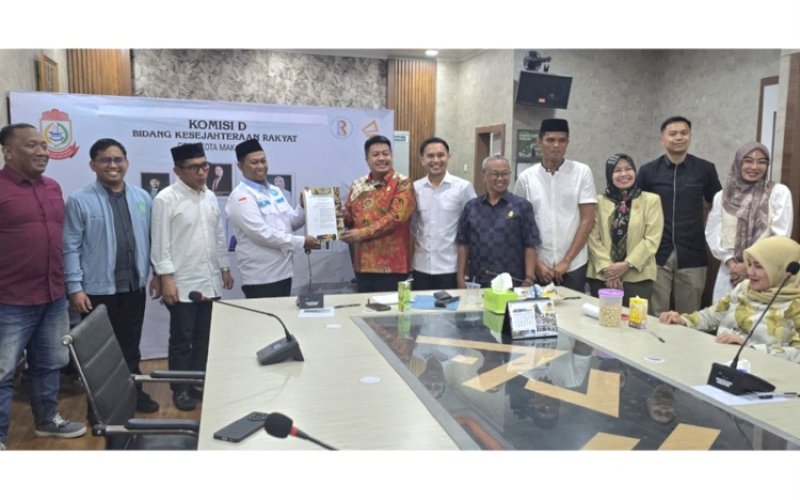 SILATURAHMI. Ketua DPD Badan Komunikasi Pemuda Remaja Masjid Indonesia (BKPRMI) Kota Makassar, Muhammad Khaerul, melakukan kunjungan silaturahmi ke Komisi D DPRD Kota Makassar. foto: istimewa