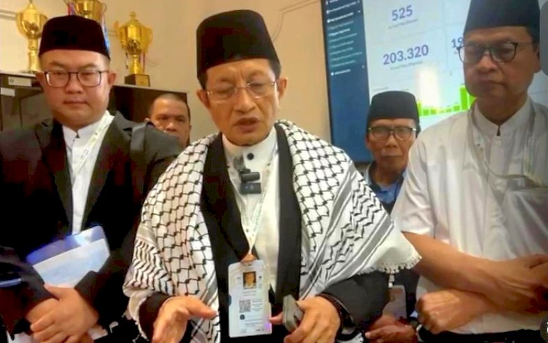 BERI KETERANGAN. Menteri Agama Nasaruddin Umar (tengah) selaku Ketua Delegasi Amirul Hajj 2025 didampingi anggota Amirul Hajj Indonesia Taruna Ikrar (kanan), memberikan keterangan. foto: istimewa