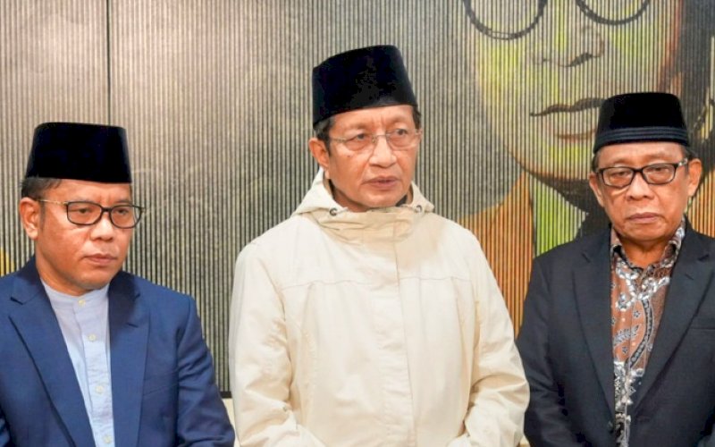 Menag Nasaruddin Umar (tengah) tiba di Bandara Internasional Soekarno Hatta, Tangerang, Jumat (23/5/2025). foto: istimewa