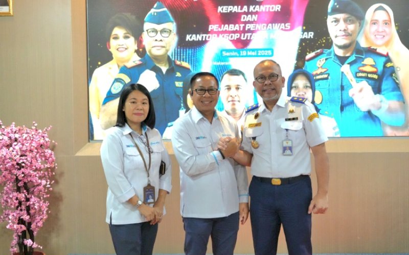HANTAR SAMBUT. Executive Director 4 Pelindo Regional 4, Abdul Azis (tengah), menghadiri Hantar Sambut Kepala Kantor Kesyahbandaran dan Otoritas Pelabuhan (KSOP) Utama Makassar yang diselenggarakan di Aula Mataram Kantor KSOP Utama Makassar, Senin (19/5/2025). foto: istimewa