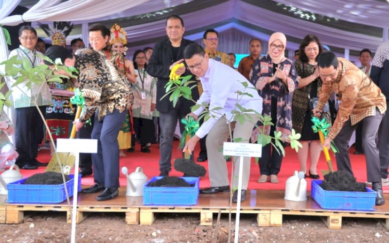 TANAM POHON. Kepala BPOM RI, Taruna Ikrar, secara simbolis melakukan penanaman pohon sebagai tanda dimulainya pembangunan groundbreaking fasilitas baru PT Lapi Laboratories, Jumat (16/5/2025). foto: istimewa