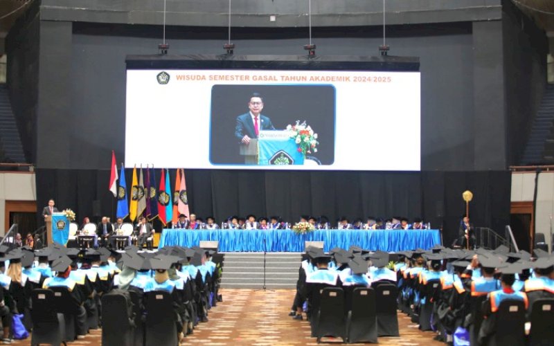 ORASI ILMIAH. Kepala Badan BPOM RI, Taruna Ikrar, menyampaikan orasi ilmiah dalam acara Wisuda Universitas Pancasila yang berlangsung megah di Jakarta Convention Center (JCC). foto: istimewa