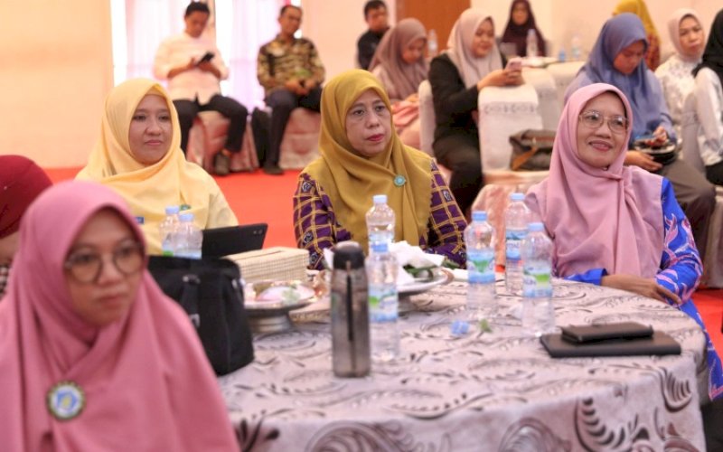 RAKOR. Ketua Pokja Bunda PAUD Kota Makassar, Titin Florentina Purwasetiawatik (kiri), menghadiri Rapat Koordinasi Evaluasi Kinerja Pendidikan Keluarga yang digelar Pokja PAUD Provinsi Sulsel di Aula Asta Cipta, Rumah Jabatan Gubernur Sulsel, Minggu (25/5/2025). foto: istimewa