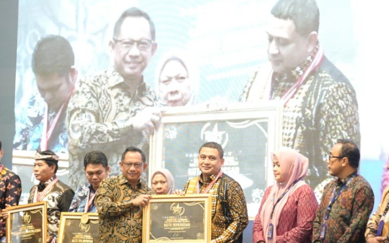 SPM AWARDS. Menteri Dalam Negeri Tito Karnavian menyerahkan penghargaan SPM Awards Tahun 2025 kepada Wali Kota Makassar Munafri Arifuddin di Gedung Serbaguna Ditjen Bina Pembangunan Daerah, Jakarta Selatan, Jumat (23/5/2025). foto: istimewa