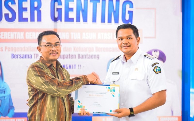 BANTUAN. Kepala Perwakilan Kementerian Kependudukan dan Pembangunan Keluarga/BKKBN Sulsel Sodikin secara simbolis menyerahkan bantuan anggaran sebesar Rp3 miliar lebih dari Menteri Kependudukan dan Pembangunan Keluarga/Kepala BKKBN Wihaji di acara Bantuan Serentak Gerakan Orang Tua Asuh Atasi Stunting (Buser Genting) di Hotel Marina Bantaeng, Rabu (21/5/2025). foto: istimewa