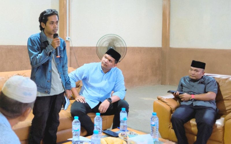 TERIMA ASPIRASI. Bupati Bantaeng, M Fathul Fauzy Nurdin, menemui dan menerima aspirasi masyarakat yang tekena dampak lingkungan KIBA, di Desa Papanloe, Kecamatan Pajukukang, Kabupaten Bantaeng, Jumat (2/5/2025). foto: istimewa