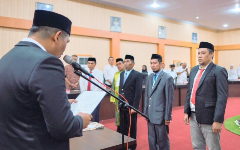 PELANTIKAN Bupati Bantaeng, M Fathul Fauzy Nurdin, melatik Muh Iqbal Noor sebagai Direktur PT Bantaeng Sinergi Cemerlang (Perseroda) dan Suwardi sebagai Direktur Perumda Tirta Air Minum (PDAM) Eremerasa Bantaeng di Ruang Pola Kantor Bupati Bantaeng, Rabu (21/5/2025). foto: istimewa