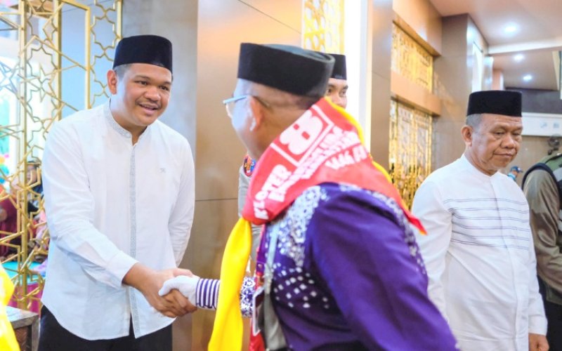 PELEPASAN. Bupati Bantaeng, M Fathul Fauzy Nurdin, melepas 178 Calon Jemaah Haji (CJH) yang tergabung dalam Kloter 8 Embarkasi Makassar di Masjid Agung Syekh Abdul Gani Bantaeng, Senin (5/5/2025). foto: istimewa