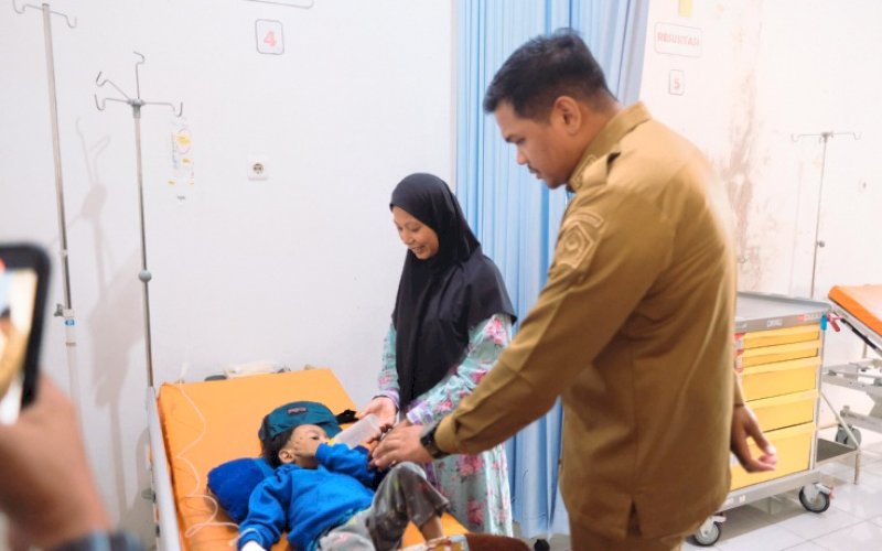 MENYAPA. Bupati Bantaeng, M Fathul Fauzy Nurdin, menyapa salah seorang pasien anak saat sdak di RSUD Banyorang Bantaeng, Senin (19/5/2025). foto: istimewa