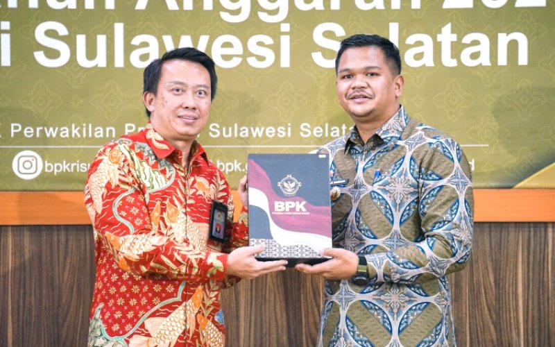 TERIMA WTP. Bupati Bantaeng M Fathul Fauzy Nurdin (kanan) menerima Penghargaan Opini Wajar Tanpa Pengecualian (WTP) diserahkan langsung Kepala BPK Perwakilan Susel Winner Franky Halomoan Manalu di Auditorium BPK Sulsel, Kota Makassar, Selasa (27/5/2025). foto: istimewa