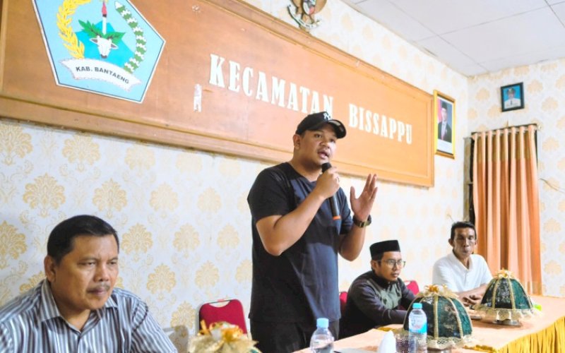 SILATURAHMI. Bupati Bantaeng, M Fathul Fauzy Nurdin, melakukan silaturahmi dengan masyarakat Bonto Salluang di Kantor Camat Bissappu, Sabtu (3/5/2025). foto: istimewa