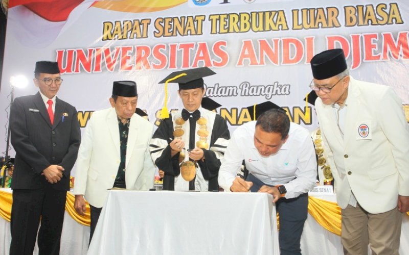 MOU. Head of External Relations PT Vale Indonesia Endra Kusuma menandatangani Nota Kesepahaman (Memorandum of Understanding/MoU) bersama Rektor Universitas Andi Djemma Dr Annas Boceng di sela-sela wisuda Universitas Andi Djemma, Senin (26/5/2025). foto: istimewa