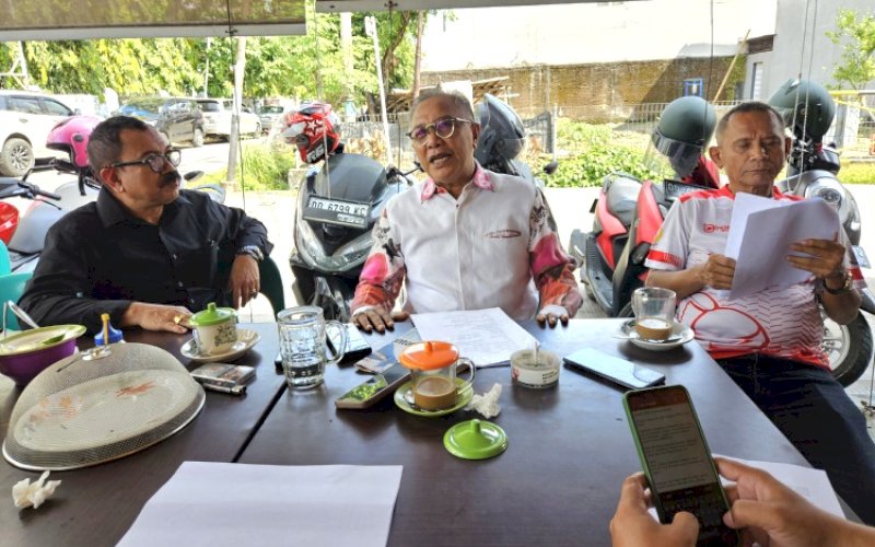 BERI KETERANGAN. Juru Bicara Forum Penyelamat Olahraga Makassar, Yusuf Gunco (tengah), memberikan keterangan kepada media, Rabu (22/5/2025). foto: doelbeckz/pluz.id