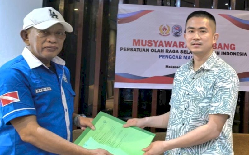 KETUA TERPILIH. Alfon Romio Limbunan (kanan) menerima mandat sebagai sebagai Ketua POSSI Kota Makassar periode 2025-2029 pada Muscab POSSI Kota Makassar 2025 di Fireflies Pattimura Makasar, Minggu (1/6/2025). foto: istimewa