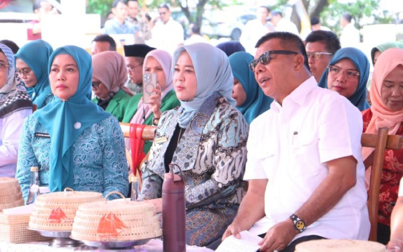 LAUNCHING. Ketua TP PKK Kabupaten Bululumba Andi Herfida Muchtar (ki-ka), Wakil Gubernur Sulsel Fatmawati Rusdi, dan Bupati Bulukumba Andi Muchtar Ali Yusuf pada launching Gerakan Orang Tua Asuh Cegah Stunting (Genting) serta Pemutakhiran Data Anak Stunting (Pedas) Periode 3 tingkat Kabupaten Bulukumba di halaman Kantor Lurah Ela-ela, Kecamatan Ujung Bulu, Bulukumba, Rabu (18/6/2025). foto: istimewa