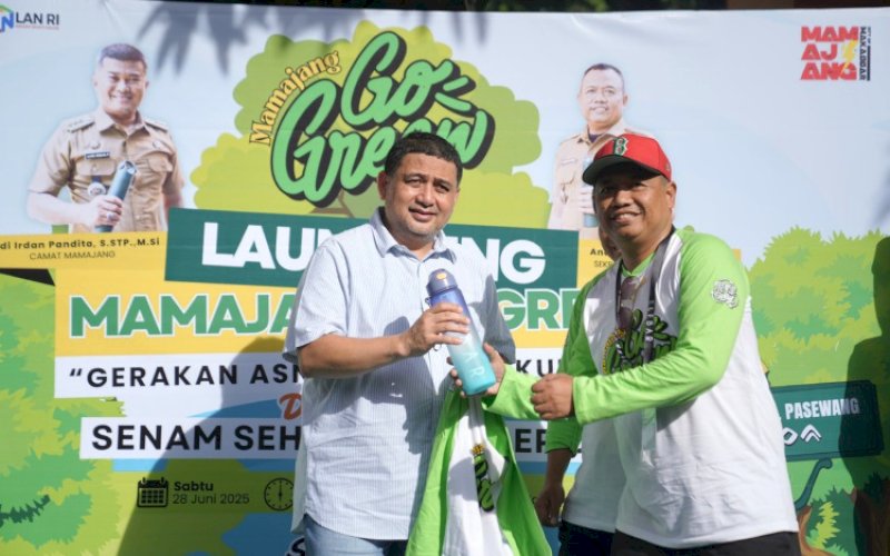 PENYERAHAN. Sekretaris Camat Mamajang Andi Muhammad Adri secara simbolis menyerahkan tumbler kepada Wali Kota Makassar Munafri Arifuddin saat menghadiri Launching Program Mamajang Go Green (MGG) Gerakan ASN Ramah Lingkungan di Kantor Camat Mamajang, Sabtu (28/6/2025). foto: istimewa