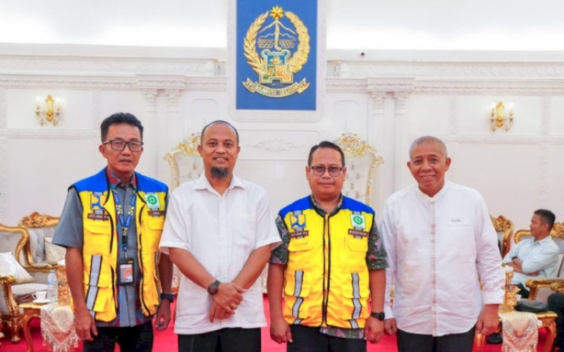 PERTEMUAN. Gubernur Sulsel, Andi Sudirman Sulaiman, menerima kunjungan Direktorat Jenderal Prasarana Strategis Kementerian Pekerjaan Umum (PU) di Rumah Jabatan Gubernur Sulsel, Jumat (20/6/2025). foto: istimewa
