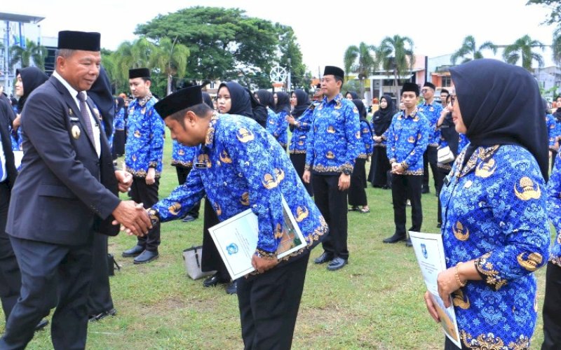 PENYERAHAN SK. Bupati Bulukumba, Andi Muchtar Ali Yusuf, menyerahkan Surat Keputusan (SK) pengangkatan 100 orang CPNS dan 66 orang PPPK yang berasal dari tenaga non ASN untuk formasi 2024 di sela-sela upacara memperingati Hari Lahir Pancasila di Lapangan Pemuda Bulukumba, Senin (2/6/2025). foto: istimewa