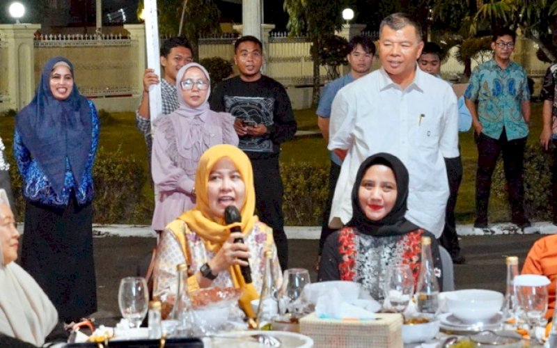 LELANG. Pemkab Bulukumba melalui Dinas Pengendalian Penduduk, Keluarga Berencana, Pemberdayaan Perempuan dan Perlindungan Anak (DPPKBPPPA) menginisiasi lelang pencegahan stunting di halaman Rujab Bupati Bulukumba, Selasa (17/6/2025) malam. foto: istimewa