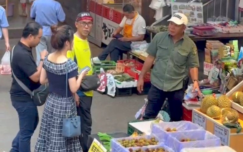 KUNJUNGAN. Bupati Bulukumba,&nbsp;Andi Muchtar Ali Yusuf, mengunjungi pasar rakyat di Chongqing, Tiongkok, Rabu (11/6/2025). foto: istimewa