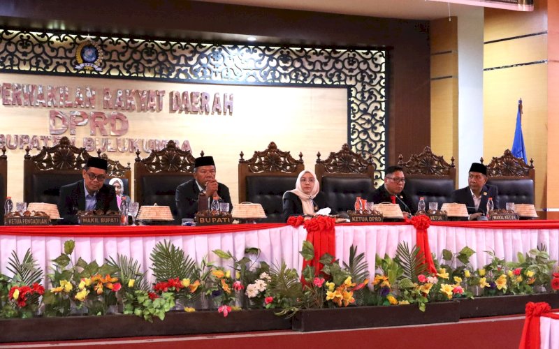 RAPAT PARIPURNA. Bupati Bulukumba Andi Muchtar Ali Yusuf (kedua kiri), mengahdiri rapat paripurna dengan agenda penyampaian Laporan Keterangan Pertanggungjawaban (LKPJ) Bupati tahun anggaran 2024, serta persetujuan bersama terhadap Rancangan Peraturan Daerah (Ranperda) di Kabupaten DPRD Bulukumba, Selasa (20/5/2025). foto: istimewa