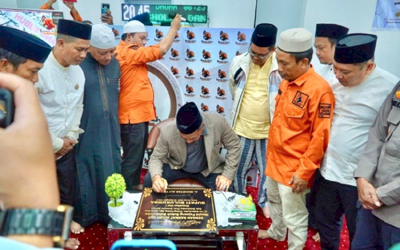 PERESMIAN. Bupati Bulukumba, Andi Muchtar Ali Yusuf, menandatangani prasasti sebagai tanda peresmian Masjid Pejuang Subuh Bulukumba yang terletak di Jl Yos Sudarso, Kelurahan Terang-terang, Kecamatan Ujung Bulu, Bululumba, Senin (2/6/2025) malam. foto: istimewa